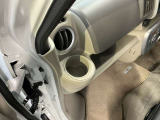 乗車中にホッと一息、ドリンクホルダーもありますよ!ドリンクだけでなく小物類も収納できますよ