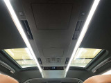 左右独立ムーンルーフ(電動シェード&挟み込み防止機能付)