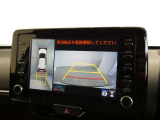 パノラミックビューモニター付きです。車両を上から見たような映像を画面に表示。運転席からの目視だけでは見にくい、車両周辺の状況をリアルタイムでしっかり確認できます。