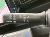 レバーに操作位置が見やすく表示されており、運転席から設定を確認しやすい仕様です。雨天時など天候が変わる場面でも、表示を目安に調整でき、視界を確保する操作を助けます。