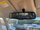 後方をしっかり確認できるルームミラー
