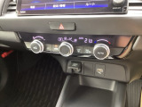 オートエアコンで、毎日のドライブを快適に。温度、風量を自動で調整し、理想的な車内環境を提供します。USBチャージャー搭載。スマートフォンなどの充電にとっても便利です。