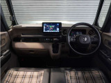 ◆インテリアパネル◆視界広々で非常に運転しやすくロングドライブでも疲れを感じさせないすっきりとまとまったインパネ周りです。