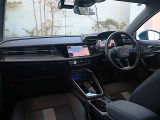 内装はシンプルに使い勝手を考え作られています。お車を運転する感覚をダイレクトに体感して頂けます。室内も広くロングドライブにも快適にお過ごしいただけます。