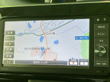 現在地や周辺の道路が地図上に表示され、目的地までのルート確認に便利です。縮尺や表示切替の項目も画面上にまとまり、道順を確認しながらお出かけをサポートします。