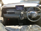 運転席から前方を見渡しやすく、手元にはステアリングや各種スイッチがまとまっています。中央の画面も目に入りやすい位置にあり、日常の移動で使いやすい運転席まわりです。