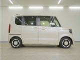 リアには左右スライドドアを採用。狭い駐車場でも開閉しやすく、強風の日でもドアが煽られにくくなっております。小さなお子さまやご年配の方も安心して乗り降りできます。