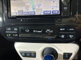 【オートエアコン】一度お好みの温度に設定すれば、車内の温度を検知し風量や温度を自動で調整。暑い&hellip;寒い&hellip;と何度もスイッチ操作をする必要はありません。快適な車内空間には必須の機能ですね♪