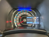 速度表示と各種情報がまとまったメーターで、運転に必要な内容を確認しやすい構成です。中央のディスプレイには車両情報も表示され、走行中の確認や日常の使い勝手に配慮されています。