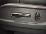 運転席・助手席はパワーシートで、シートの位置や角度を 電動で細かく調整できます。