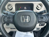ハンドル左側にはオーディオコントローラーがついております。右側にはクルーズコントロール機能などのボタンがついており、高速道路走行時の負担を軽減します。