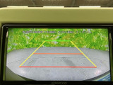 後方の映像にガイドラインが重ねて表示され、駐車時に周囲との距離感を確認する目安になります。目視での確認と併せて活用でき、車庫入れや縦列駐車の際に便利な装備です。