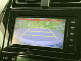 車両後方の映像にガイド線が表示され、駐車時に後ろの状況や進む位置を確認する目安になります。周囲を目視で確かめながら、車庫入れをサポートします。