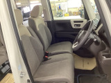 【ベンチシート】運転席と助手席の移動もスムーズ!狭い駐車場での乗り降りや、お子様の乗り降りにも便利です。座席の間にコンソールボックスやドリンクホルダーがないため、車内空間が広く感じます。