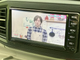 車内の画面でテレビ映像を視聴できます。停車中の待ち時間などに番組を楽しめる装備で、画面には映像が見やすく表示され、車内で過ごすひとときの楽しみが広がります。