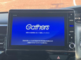 大きく見やすい画面にナビやオーディオの情報が表示され、運転席から確認しやすい位置に配置されています。画面横にも操作部がまとまり、日常使いに便利です。