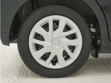 ◆純正ホイール装着車◆シンプルなデザインのホイールキャップ付きです。
