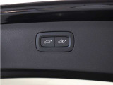 テールゲートには、スイッチ一つで開閉可能な電動開閉機能を採用。ダッシュボードとテールゲートに設置されたボタンを押すだけで自動的に開閉します。