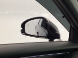 ブラインドスポットインフォメーションは走行中、斜め後ろに車両を感知すると、ドアミラーやピラーの上にマークを点灯してお知らせします。