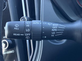 前後のワイパーに関する表示やAUTO、速度段階がレバーに記され、設定を確かめやすい配置です。雨天時など視界を確保したい場面でも、必要な操作を手元で選べます。