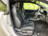 前席は身体を包み込む形状で、運転席と助手席それぞれにゆったりと腰掛けられます。前方の視界も確保され、乗り降りの際にもシートまわりを確認しやすい室内です。