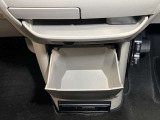 お気に入りのCDなどが収納できる格納式ボックス★