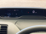 速度やシフト位置などの情報が運転席前方にまとまり、必要な表示をひと目で確認しやすいレイアウトです。視線を大きく動かさず、運転中の情報確認に役立ちます。