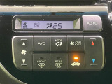 【オートエアコン】一度お好みの温度に設定すれば、車内の温度を検知し風量や温度を自動で調整。暑い&hellip;寒い&hellip;と何度もスイッチ操作をする必要はありません。快適な車内空間には必須の機能ですね♪