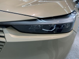 【LEDヘッドライト】点灯した瞬間のクリーンな白さが、今の車らしい清潔感を感じさせてくれます。明るさだけでなく、寿命や省エネ性能も優秀。長く乗る一台だからこそ、こだわわりたい方に最適です。