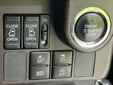 スイッチ類に機能を示す表示があり、使いたい項目を目で確認しやすい運転席まわりです。始動ボタンも近くにまとまり、毎日の乗り降りや出発時に扱いやすい配置です。