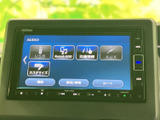 USBやBluetooth、AUXなど、音源に合わせた項目を画面から選択できます。交通情報やカスタマイズのメニューも備わり、日々の利用シーンに合わせて活用できます。