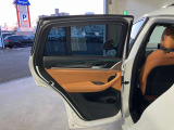 アンビエントライト:直接照明と間接照明を組み合わせて車内を印象深く演出し、寛ぎに満ちたインテリアの雰囲気を生み出します。