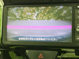 後方の様子を画面で確認でき、駐車時や車庫入れの際に周囲を把握する助けになります。画面表示に頼りきらず、目視で安全を確かめながらご活用ください。