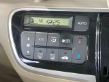 【オートエアコン】一度お好みの温度に設定すれば、車内の温度を検知し風量や温度を自動で調整。暑い&hellip;寒い&hellip;と何度もスイッチ操作をする必要はありません。快適な車内空間には必須の機能ですね♪