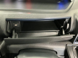【インパネアッパーボックス】サッと取り出せてサッとしまえる、運転席の目の前にはボックスが装備されております!薄型のボックスティッシュなど収納可能☆