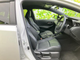 運転席からの視界は広く、運転操作もスムーズに行えます。シートの座り心地も良く、長距離運転でも疲れにくい設計です。快適なドライブを。