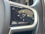 【ステアリングスイッチ】運転中、前方から目線をそらさずにオーディオ等の操作ができるよう、適切に配置されたスイッチ類。安心&快適なドライブを演出してくれる便利な機能です。