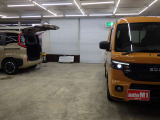 当店では専任のメカニックが大切なお客様のお車を一台一台丁寧に整備いたします。自社認証工場にてリフトアップし下回りまでキッチリ検査いたします。