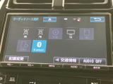 AM・FMやテレビ、Bluetoothなどのソースが画面に並び、選択肢を確認しやすい表示です。交通情報のボタンも備わり、用途に合わせた音源選びに役立ちます。