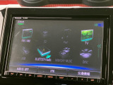 ラジオやUSB、Bluetooth Audioなど、選べる音源が画面上に表示されています。使いたいメディアを確認しやすく、通勤やお出かけの時間に合わせて音楽を楽しめる装備です。