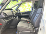 前席は見通しのよい運転席まわりと、すっきりしたダッシュボードが広がる空間です。座面にはゆとりが感じられ、助手席側も落ち着いて過ごせる雰囲気。乗員それぞれが自然な姿勢で座りやすい室内です。