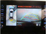 【パノラマモニター】に搭載した4つのカメラにより、車を真上から見ているような映像を表示。運転席から確認しにくい車両周囲の状況を把握できます。