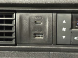 便利な充電用USBジャックも付いています☆周辺機器の充電にご利用頂けます☆