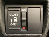 左側電動スライドドアは運転席からでも操作ができるように、ハンドル付近に開閉の操作スイッチが付いています。