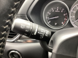 レバーをAUTOの位置にしているとき、レインセンサーが雨を感知すると、雨量に応じてワイパーが自動で作動してくれるオートワイパーを装備!設定変更で非作動にすると、間欠作動に固定されます。