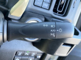 レバー上の表示から切り替え内容を確認しやすく、運転席から手元の位置も把握しやすい配置です。周辺のスイッチ類とまとまっており、日常の運転で使う装備を手元で扱いやすくしています。