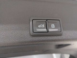 【パワーテールゲート】ボタン操作でテールゲートが開閉です。両手が荷物で塞がっていても、スムーズに開閉を行えます。