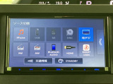 地デジやFM、Bluetooth AUDIOなど、選べるソースが画面に一覧表示されています。使いたい項目を確認しやすく、音楽やラジオなど日常に合わせた使い分けに便利です。