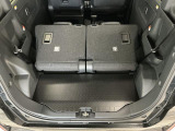 【ラゲージフロア】お客様に気持ち良く乗っていただけるよう、工具を使わず取り外せる部品は全て取り外し清掃しております。シート可動の場合は、シートを動かし裏側まで清掃を行っております。