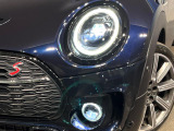 ●LEDヘッドライト:夜間走行時も良好な視界を確保し安心して運転できる高輝度LEDヘッドライトを装備!点灯速度が早く、消費電力も抑えられています。